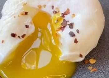 I’m a professional chef & had to poach 100 eggs a day at work – my foolproof hack makes them perfect every time