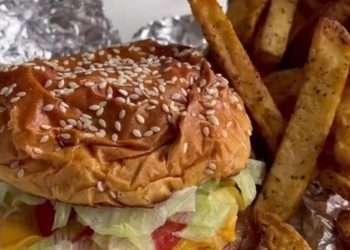 I’m a foodie mum – how to make the best Five Guys fakeaway at home including killer cajun chips in the Air Fryer