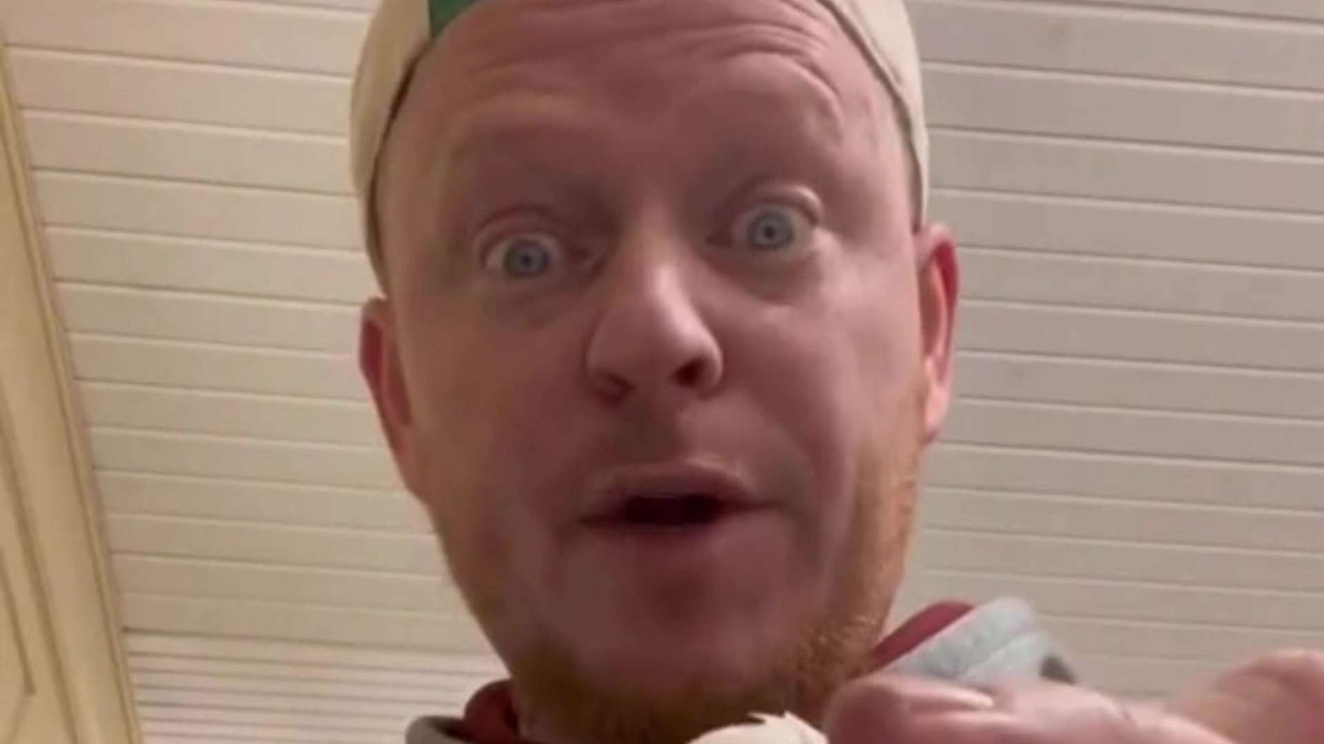 People are only just realising you can peel garlic in under two seconds & they say it should be taught in school