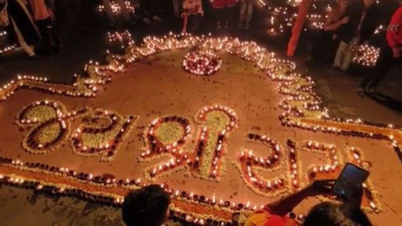 Immersed in Rambhakti in Valsad, 51,111 Diwali-like celebrations were lit along the Teethal beach.