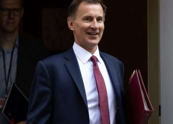 Jeremy Hunt vows to ‘put money in people’s pockets’ with lower taxes & rules out ‘gimmicks’ in Budget