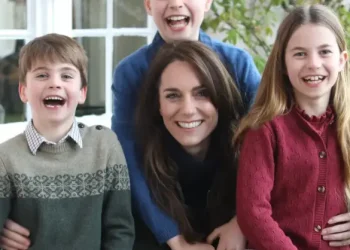 Kate apologises after five news agencies withdraw manipulated family photo