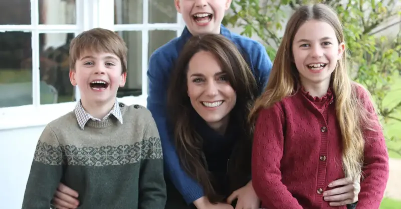 Kate apologises after five news agencies withdraw manipulated family photo