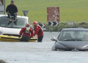 UK weather: Met Office issues warning for TONIGHT as drivers rescued from cars & river bursts banks amid flooding chaos