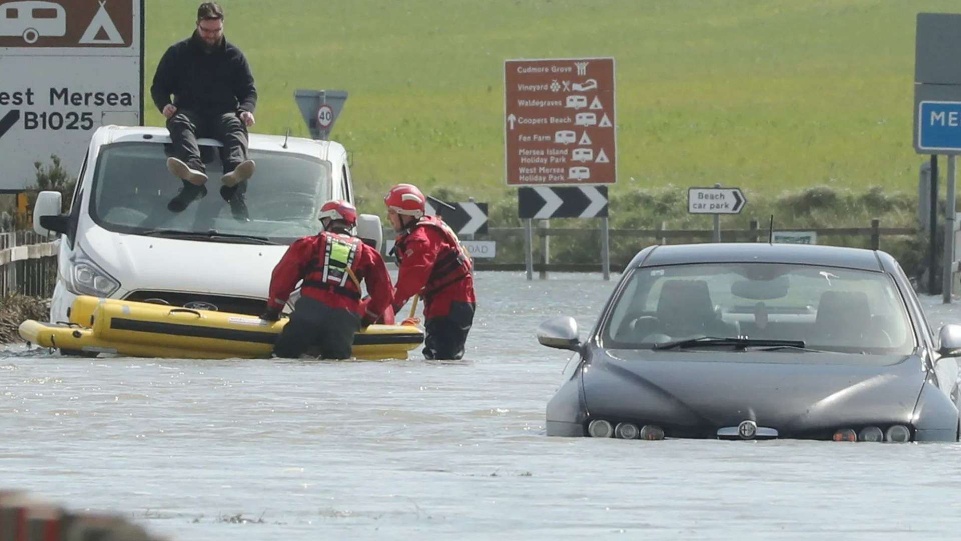 UK weather: Met Office issues warning for TONIGHT as drivers rescued from cars & river bursts banks amid flooding chaos