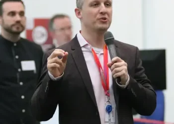 Sky News journalist and psychotherapist shares mental health tips