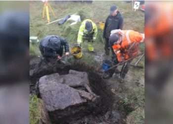 Secret Bronze Age burial chamber unearthed in English moor and hidden treasures inside spark 3,800-year-old mystery
