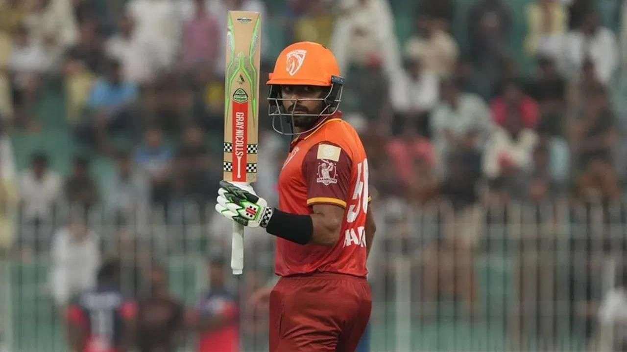 'Let him play 40 overs' … Sarfaraz Ahmed trolls and Babar Azam hits 30th century