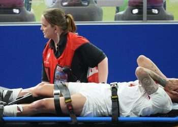 In a live match, lightning struck the player's head, he died on the field, watch the video