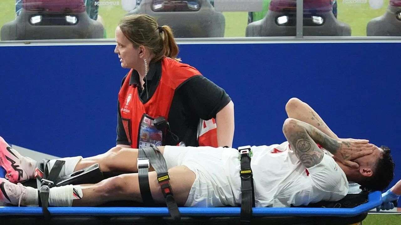 In a live match, lightning struck the player's head, he died on the field, watch the video