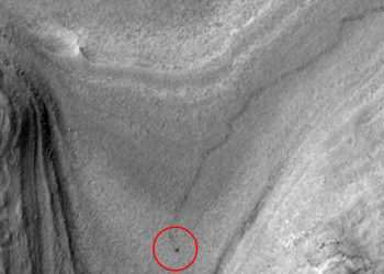 First-of-its-kind Nasa image shows mysterious dark object CRAWLING for 1,000 feet across Mars – can you tell what it is?