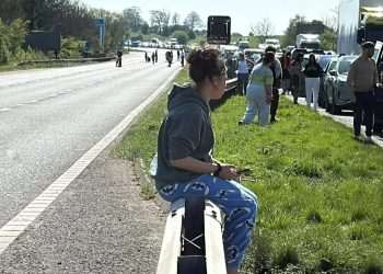 M6 traffic: Vital motorway used by 120k per day shuts sparking Easter holiday mayhem with ‘hundreds of drivers stranded’