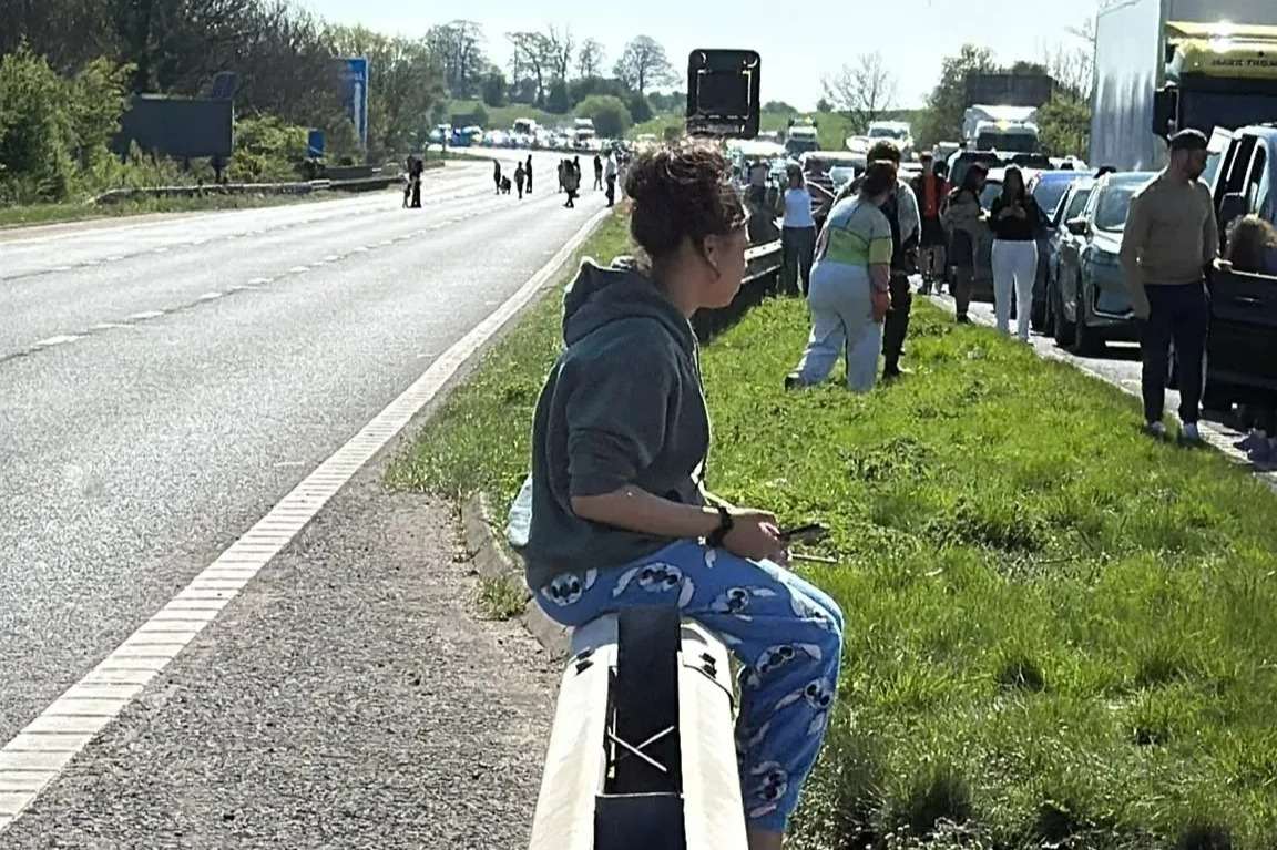 M6 traffic: Vital motorway used by 120k per day shuts sparking Easter holiday mayhem with ‘hundreds of drivers stranded’