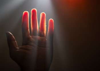 Humans ’emit mysterious light that disappears when we die’ – as scientists say we really do ‘glow’ with health