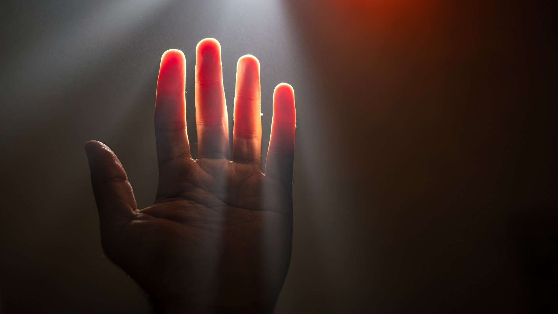 Humans ’emit mysterious light that disappears when we die’ – as scientists say we really do ‘glow’ with health