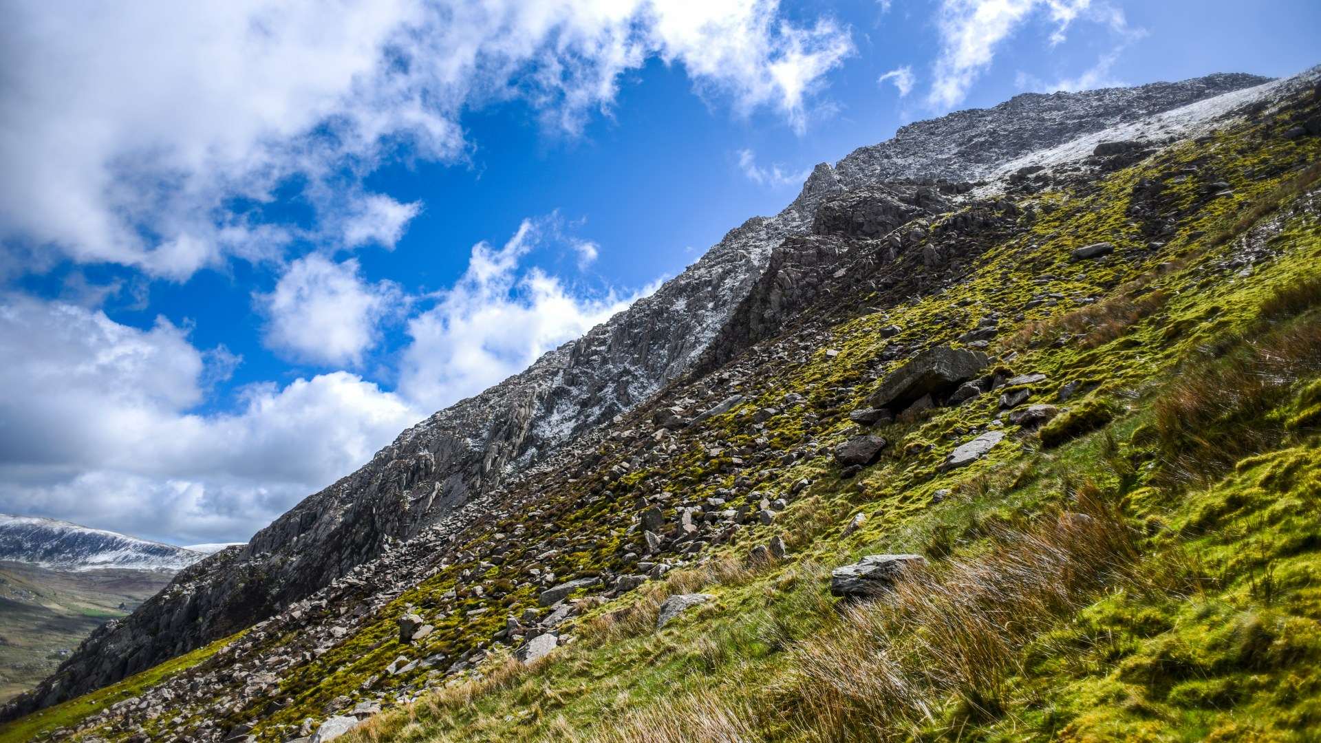 Tragedy as walker ‘falls to death’ from ridge at peak of UK mountain in front of horrified members of public
