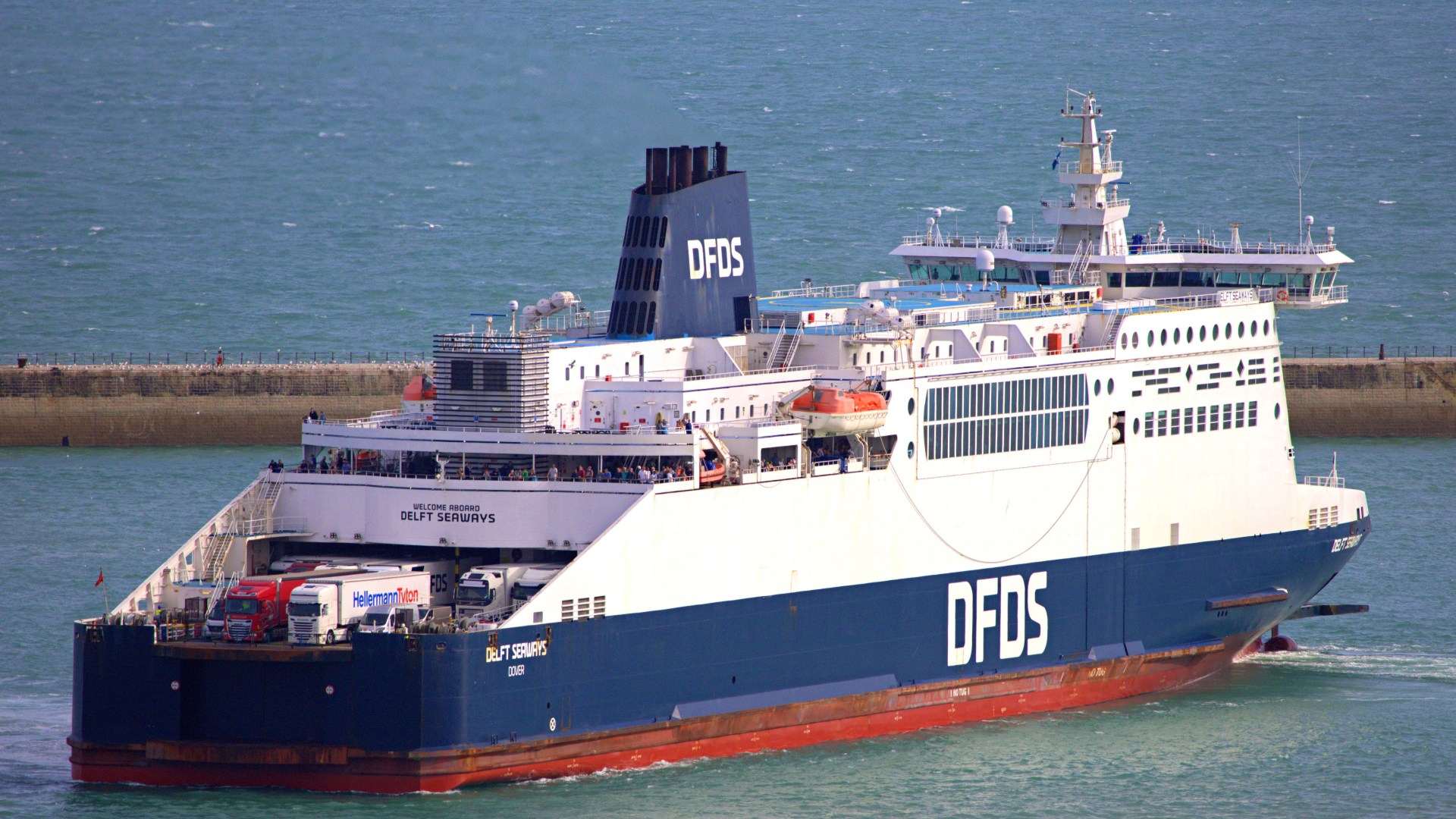 Ferry passengers stranded at UK port for over 10 HOURS due to ‘murder’ arrest