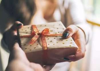 Vastu Tips: Do not give anyone a gift to anyone.