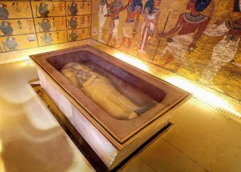 King Tutankhamun’s tomb at risk of COLLAPSING as experts fear cracks could cause 3,000-year-old burial site to crumble King Tutankhamun’s tomb at risk of COLLAPSING as experts fear cracks could cause 3,000-year-old burial site to crumble