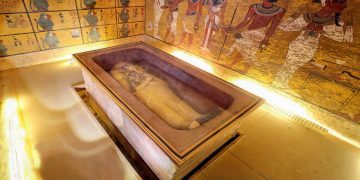 King Tutankhamun’s tomb at risk of COLLAPSING as experts fear cracks could cause 3,000-year-old burial site to crumble King Tutankhamun’s tomb at risk of COLLAPSING as experts fear cracks could cause 3,000-year-old burial site to crumble