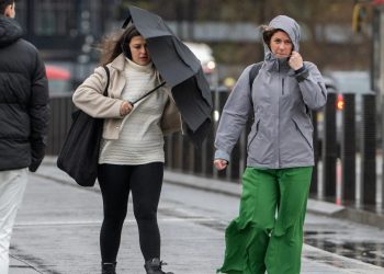 UK weather: Brits brace for weekend washout with gusty winds and frequent showers as 22 flood warnings issued