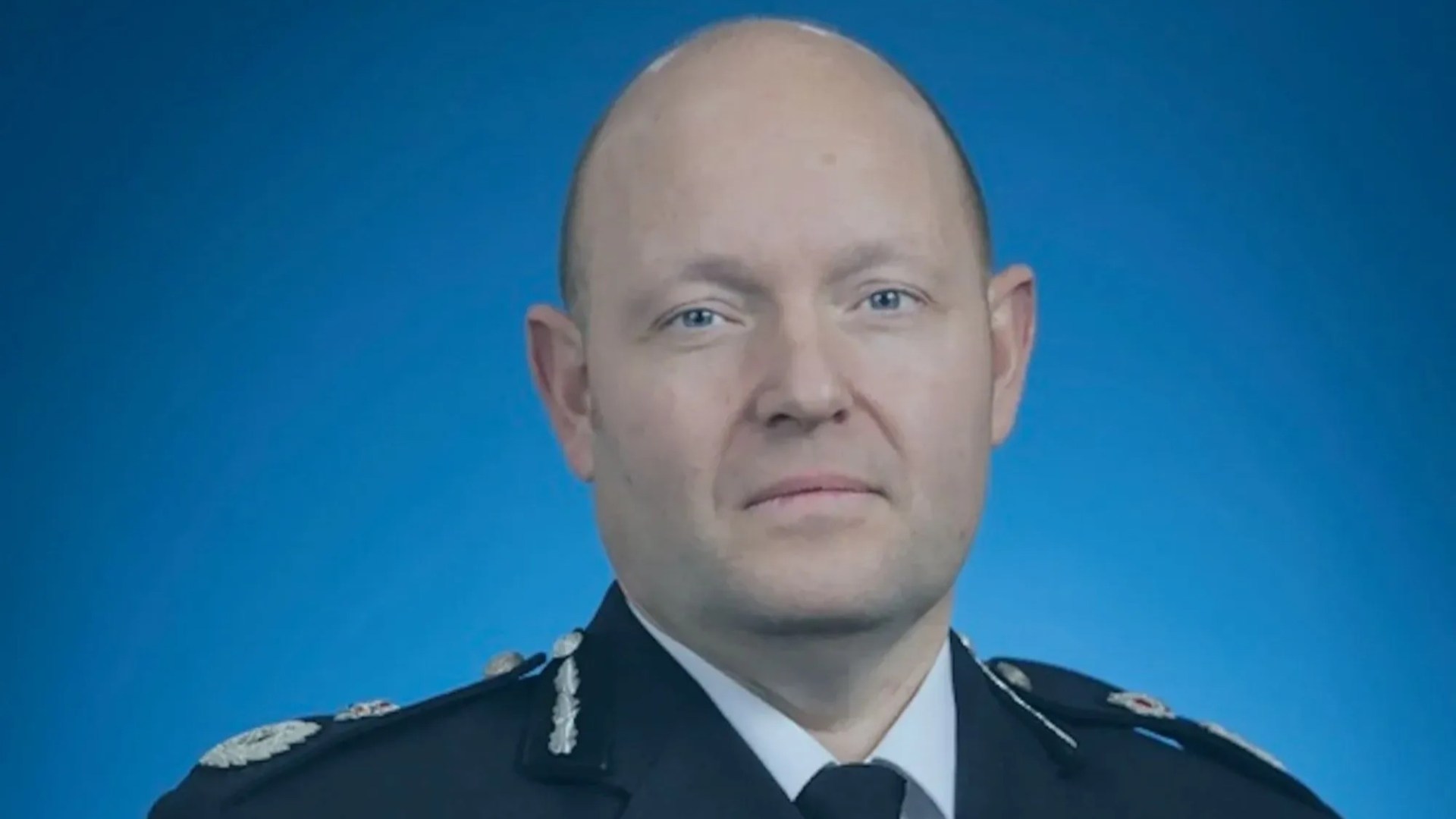 Disgraced police chief should NOT get off scot-free with bulging wallet… just like so many other useless public servants