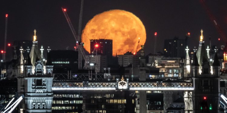 First supermoon of 2026 TONIGHT as trick for best view of lunar spectacle revealed & truth behind ‘wolf moon’ name