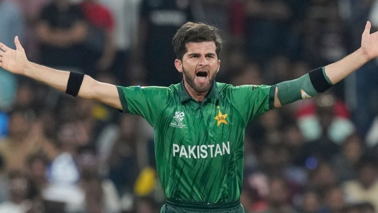 T20 WC Breaking: Shaheen Afridi breaks world record by taking 3 wickets in 3 overs, spoils England's game in Powerplay