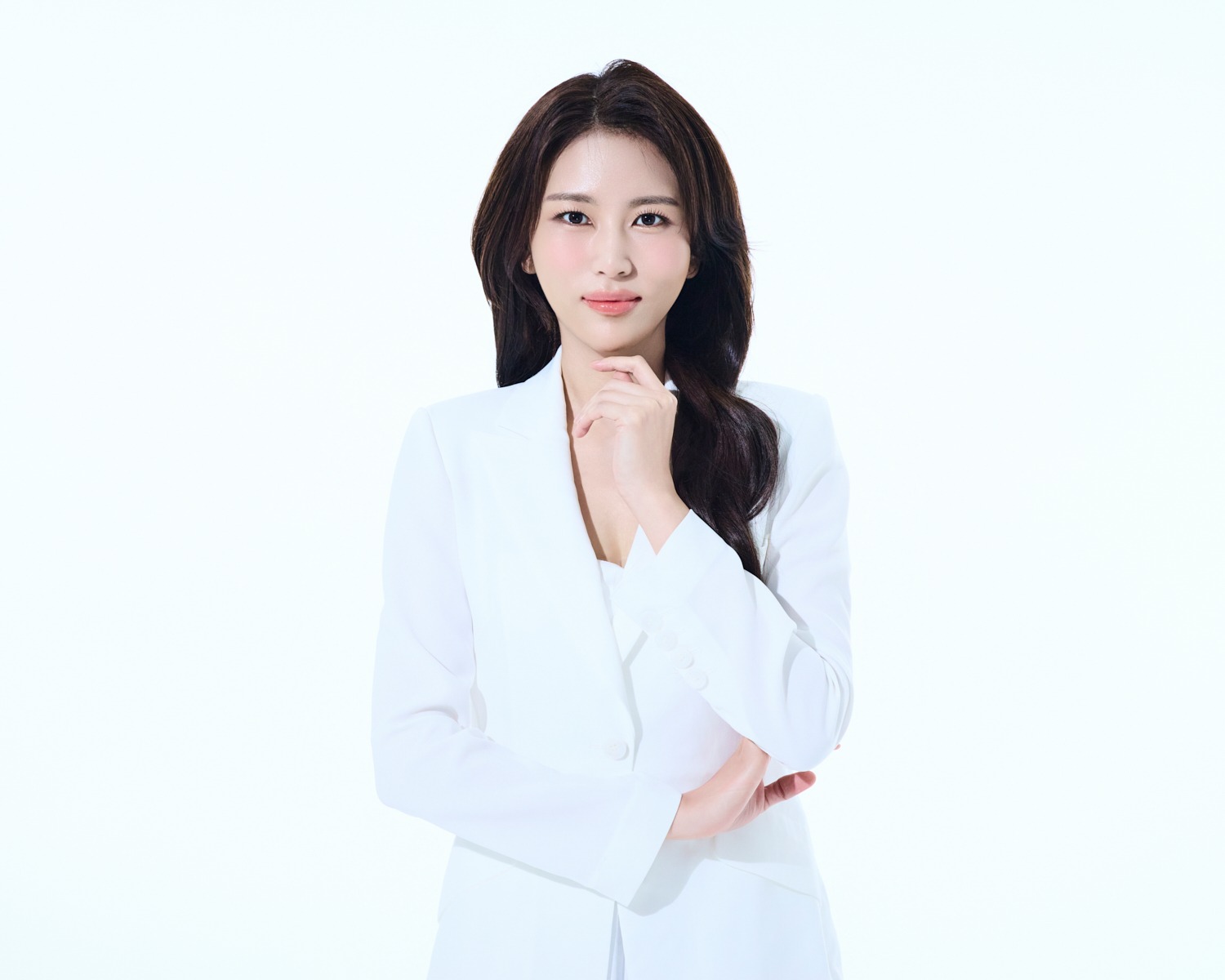 Dermatologist Soeun Kim: “I Want to Become a Curator Who Helps People Discover Their Authentic Beauty” Soeun Kim on Moderation and Balance in Pursuit of Natural Beauty